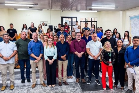 A prefeita Ivoneth Braga participou, nesta semana, da entrega dos certificados dos cursos de Informática, Inglês e Inteligência Artificial,